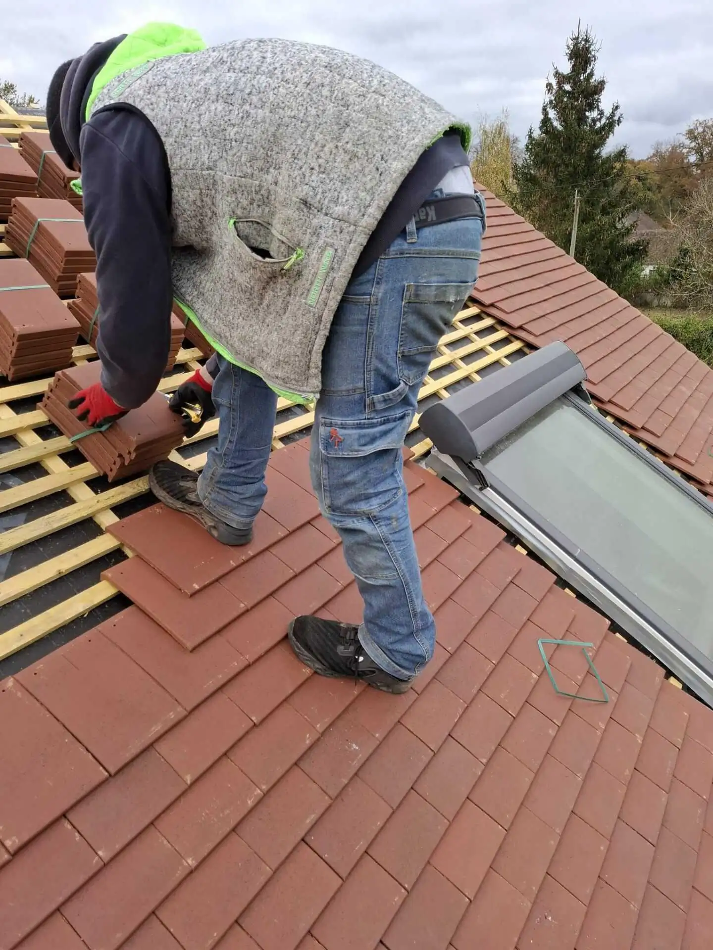 Artisan couvreur au travail sur le chantier Fontainebleau